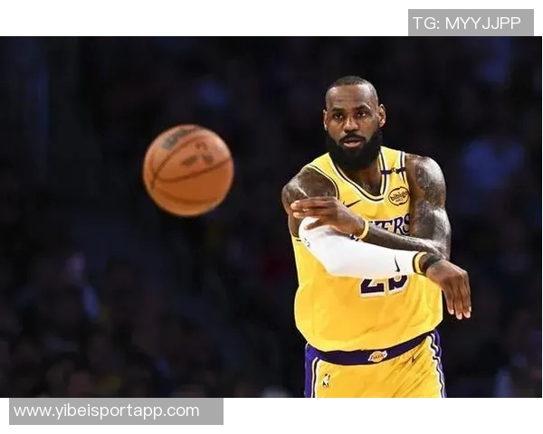 里夫斯谈詹姆斯传球与投篮的争议引发人们对球员选择的不同看法与评价